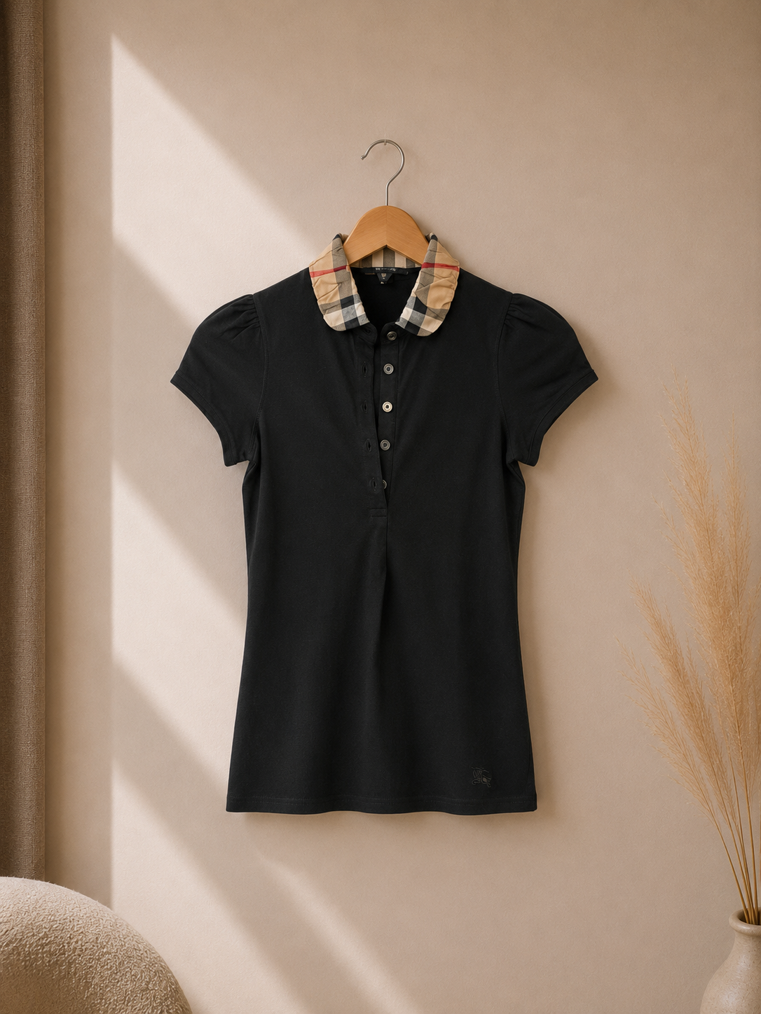 Ref A19: Polo Burberry noir à col check iconique – Taille XS