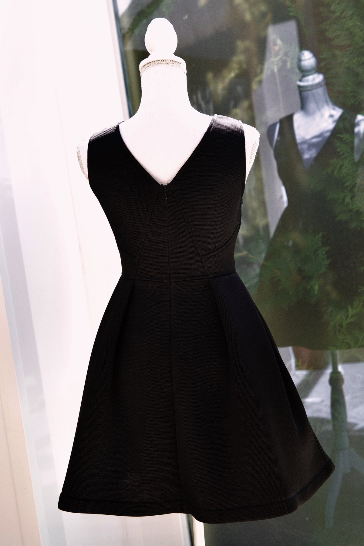 A24 – Robe noire Sandro coupe patineuse à décolleté croisé – Taille M – Seconde main