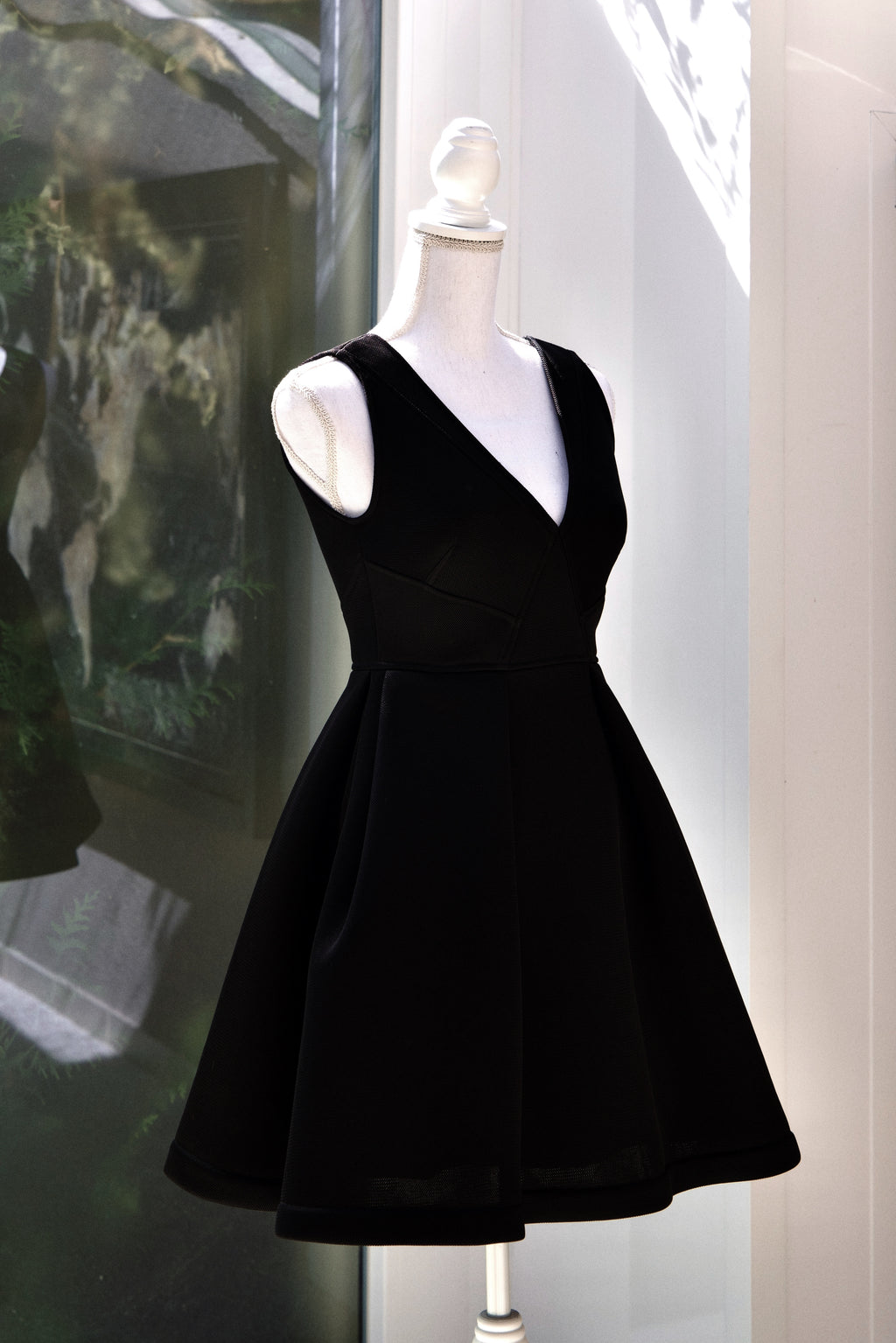 A24 – Robe noire Sandro coupe patineuse à décolleté croisé – Taille M – Seconde main