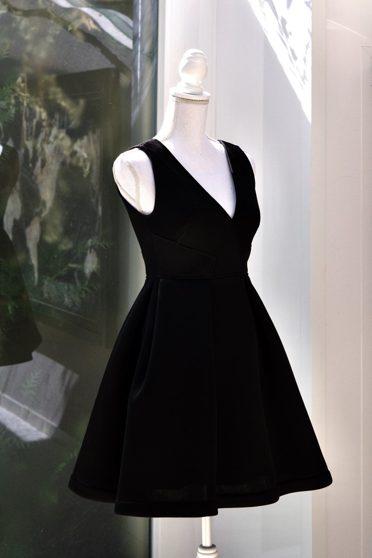 A24 – Robe noire Sandro coupe patineuse à décolleté croisé – Taille M – Seconde main