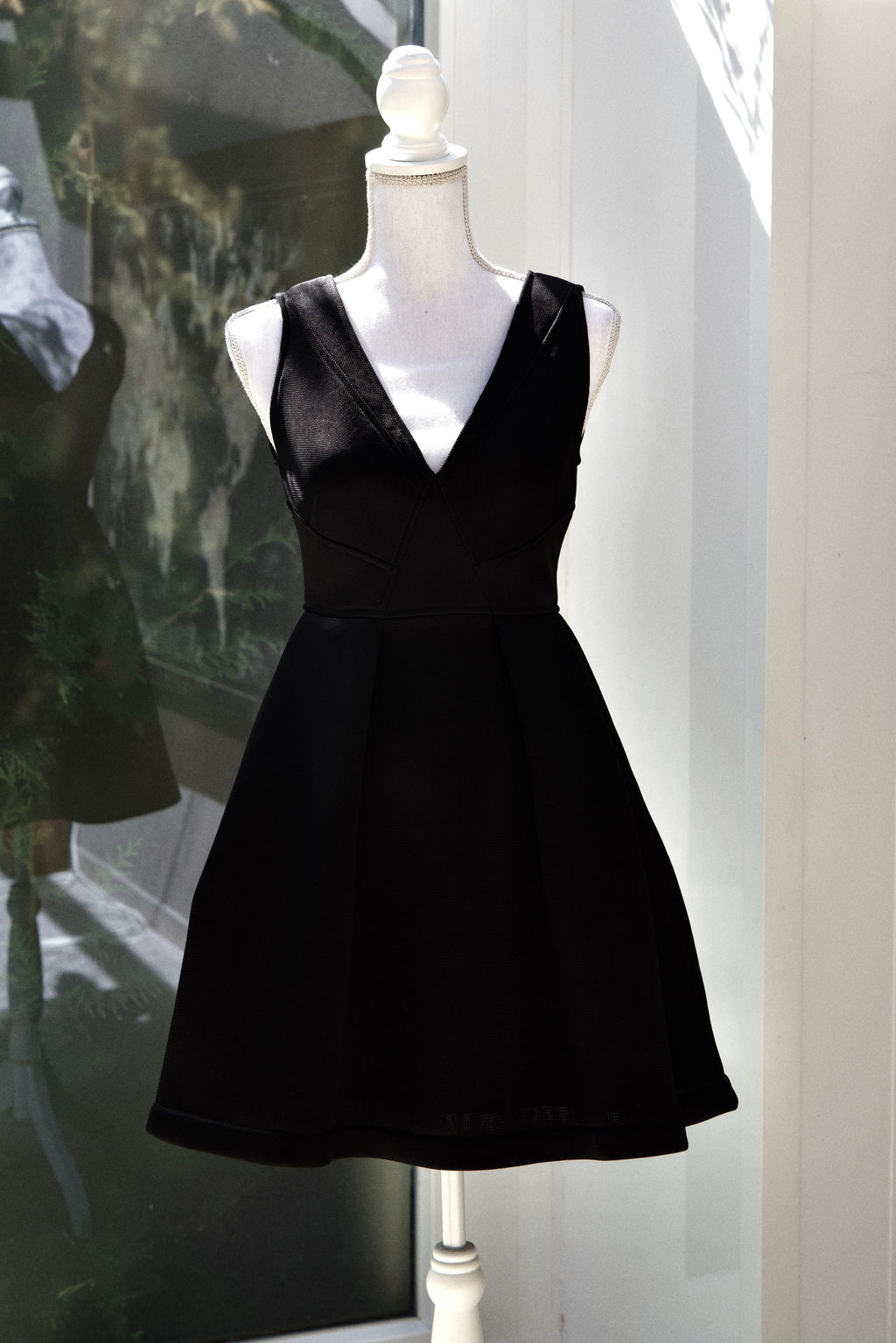 A24 – Robe noire Sandro coupe patineuse à décolleté croisé – Taille M – Seconde main