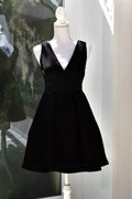 A24 – Robe noire Sandro coupe patineuse à décolleté croisé – Taille M – Seconde main