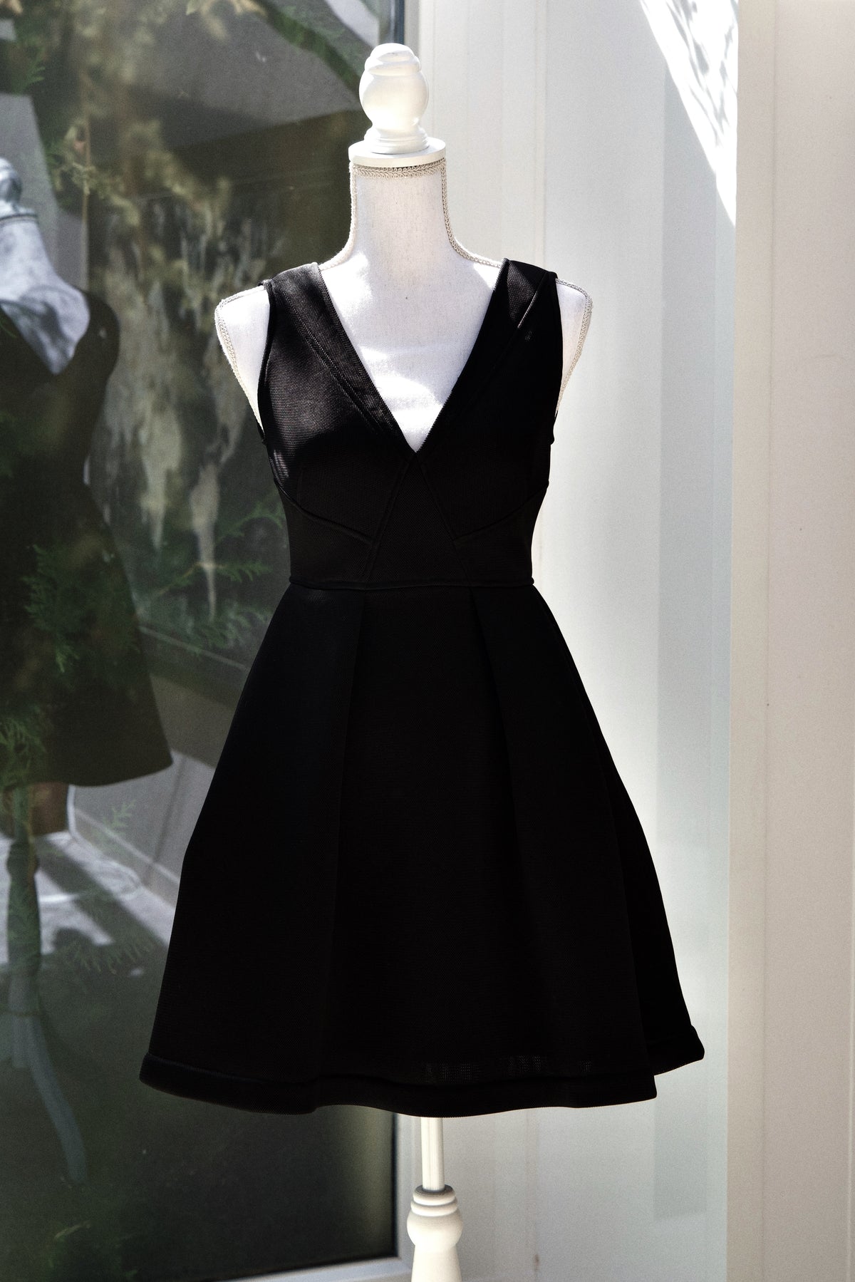 A24 – Robe noire Sandro coupe patineuse à décolleté croisé – Taille M – Seconde main