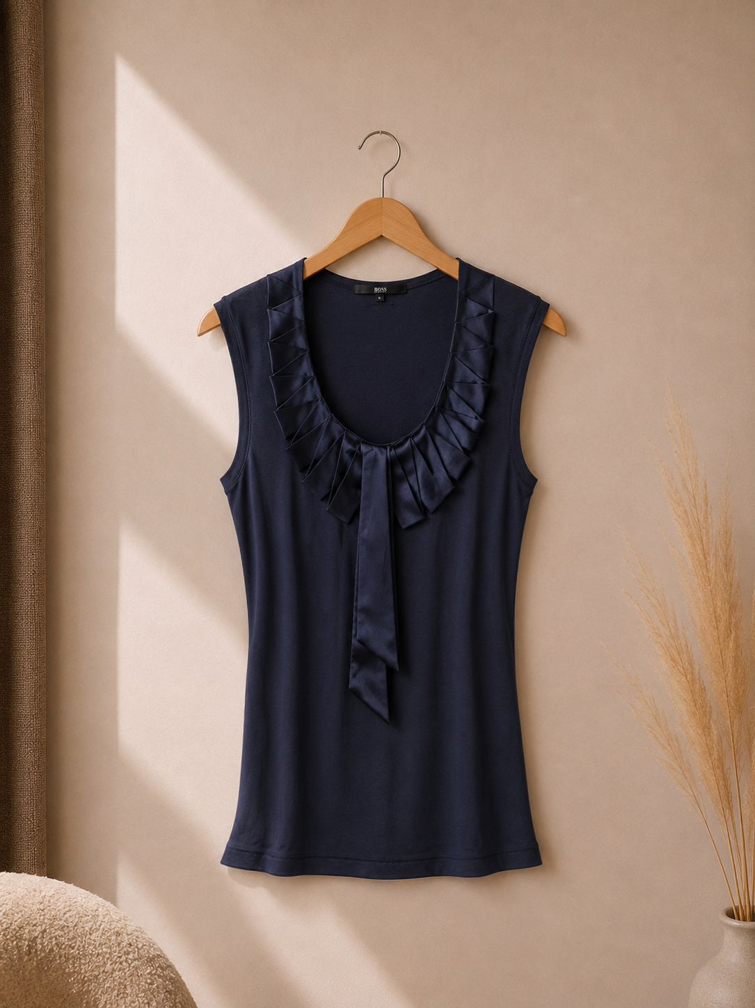 Ref A21: Top Hugo Boss bleu marine à col volanté – Taille XS