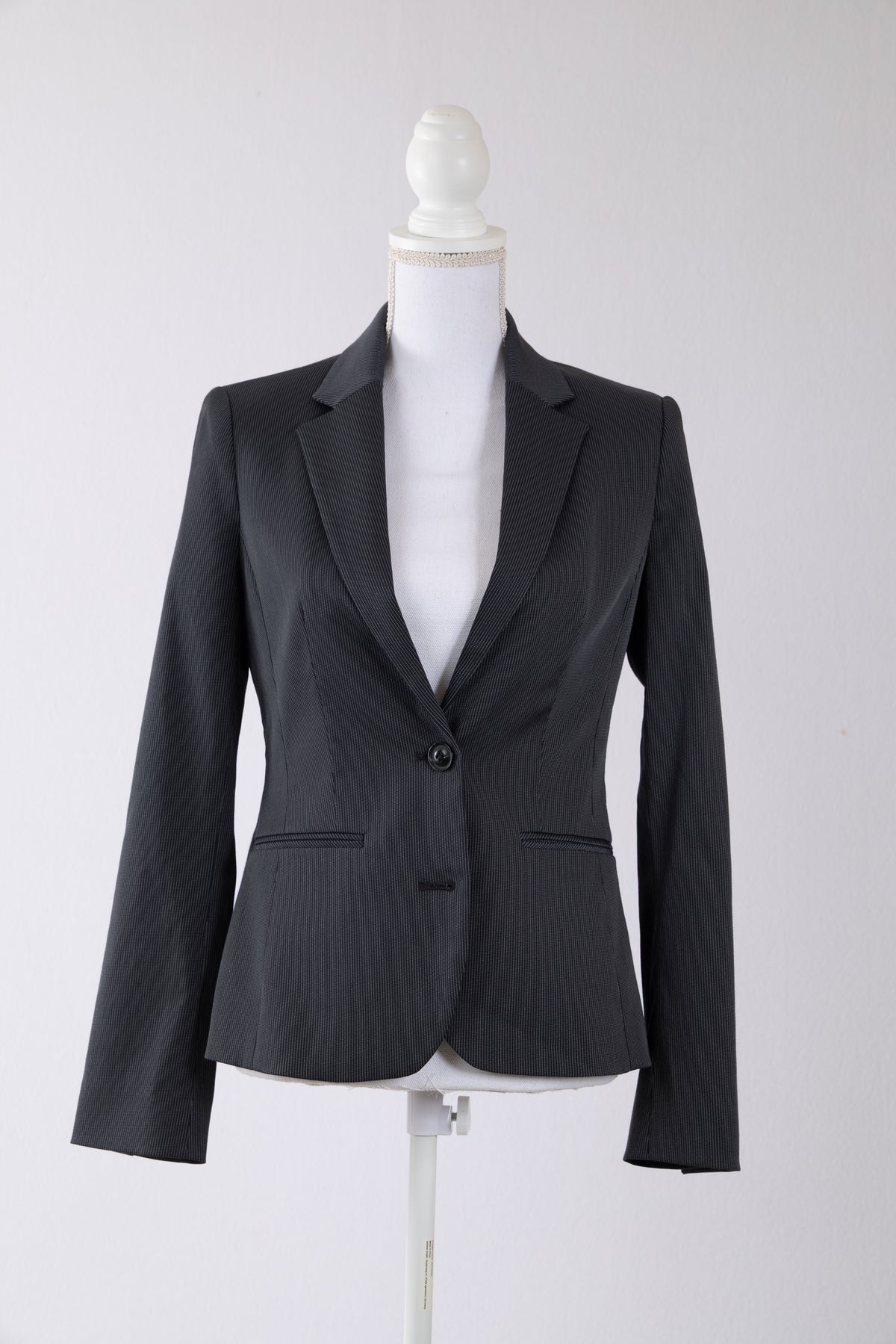 A01 – Blazer ajusté Mango noir – Taille S / 36 – Seconde main