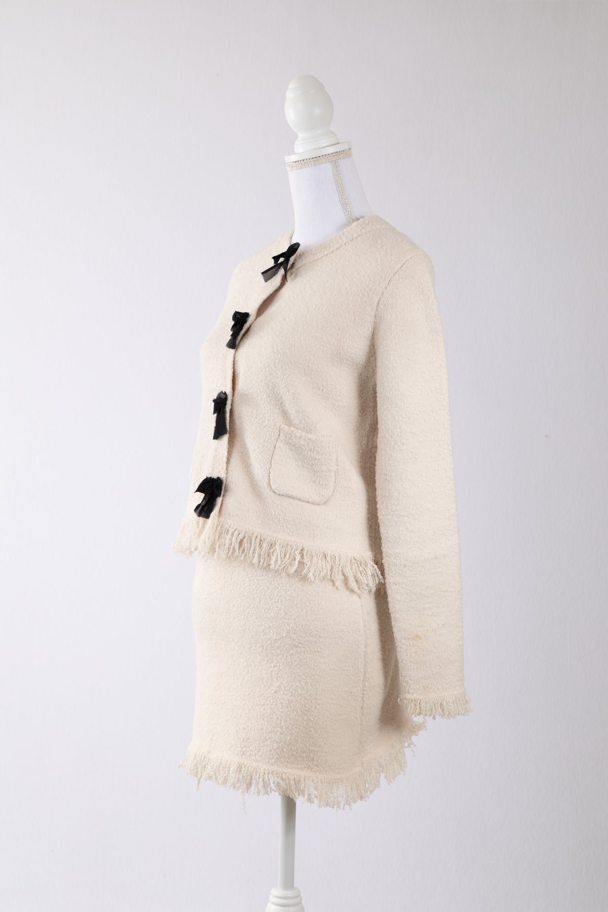 A22 – Ensemble Zara écru texturé veste & jupe à nœuds noirs – Taille XS – Seconde main