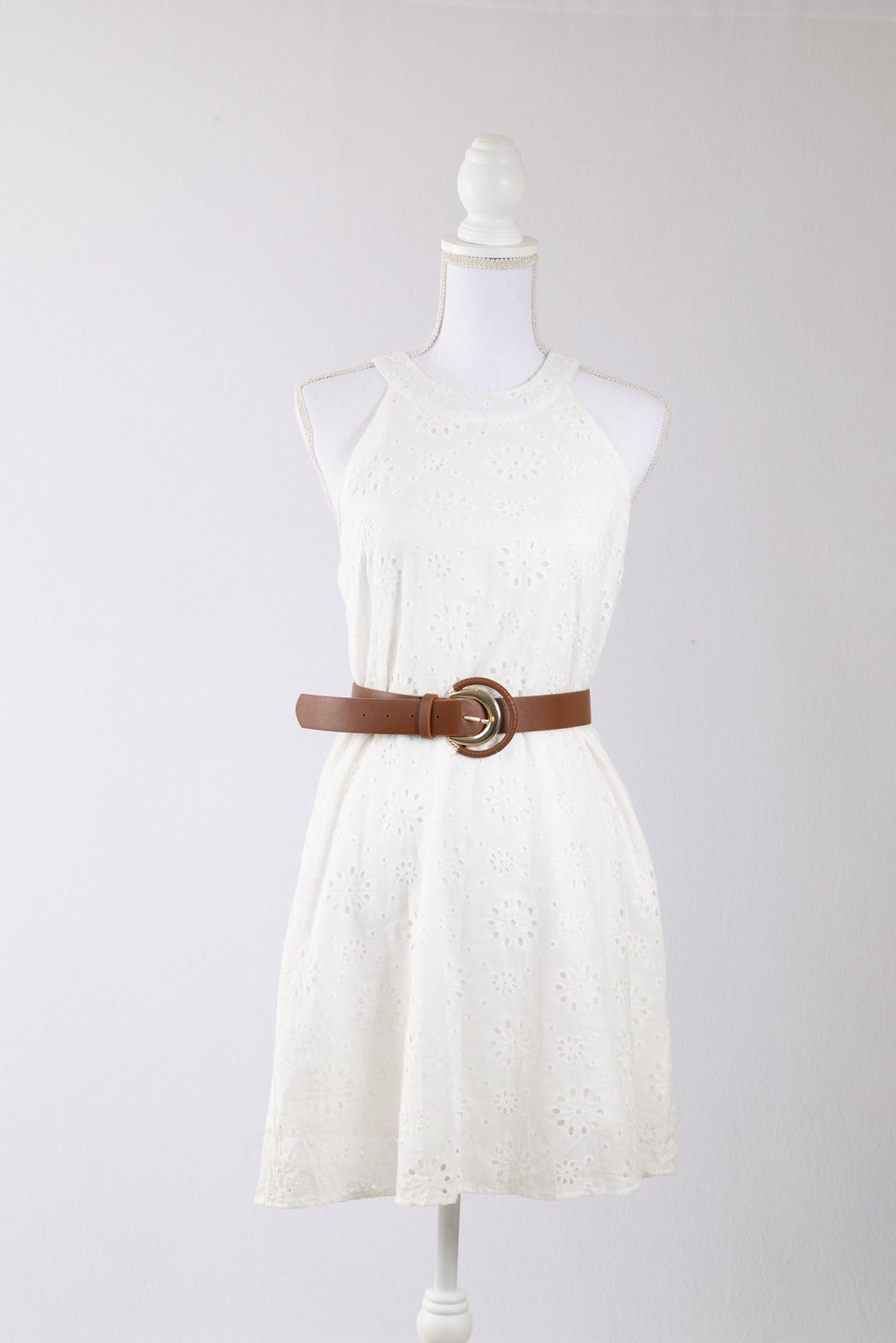 A16 – Robe blanche en broderie anglaise avec ceinture camel – Taille S – Seconde main