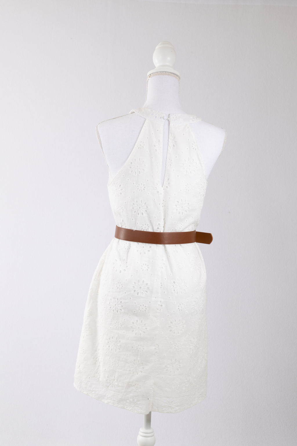 A16 – Robe blanche en broderie anglaise avec ceinture camel – Taille S – Seconde main