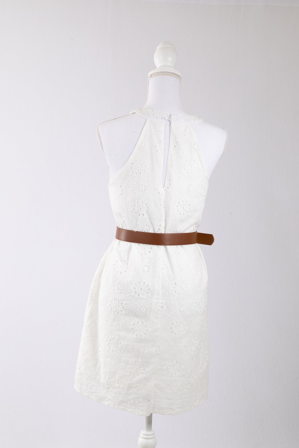 A16 – Robe blanche en broderie anglaise avec ceinture camel – Taille S – Seconde main