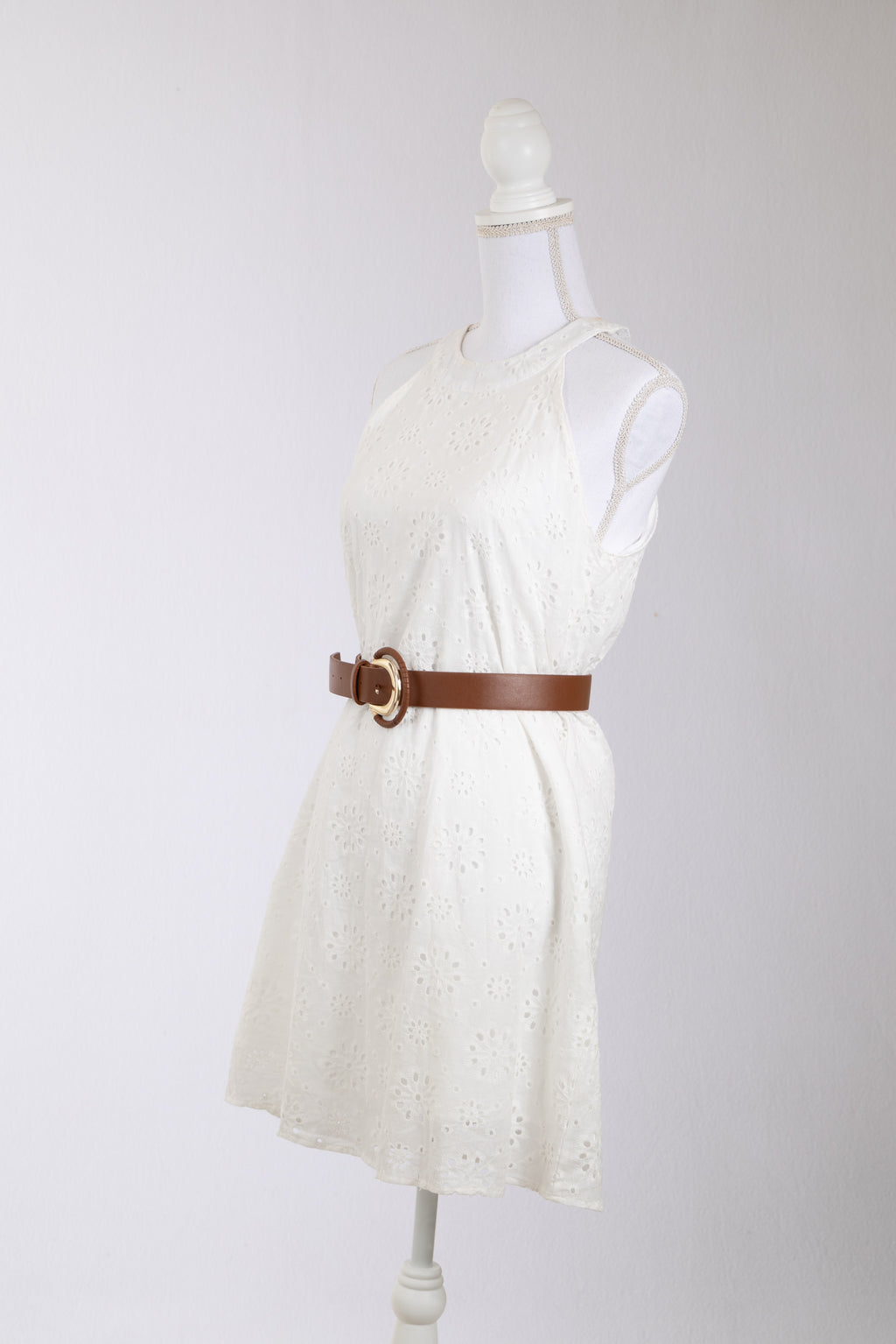 A16 – Robe blanche en broderie anglaise avec ceinture camel – Taille S – Seconde main