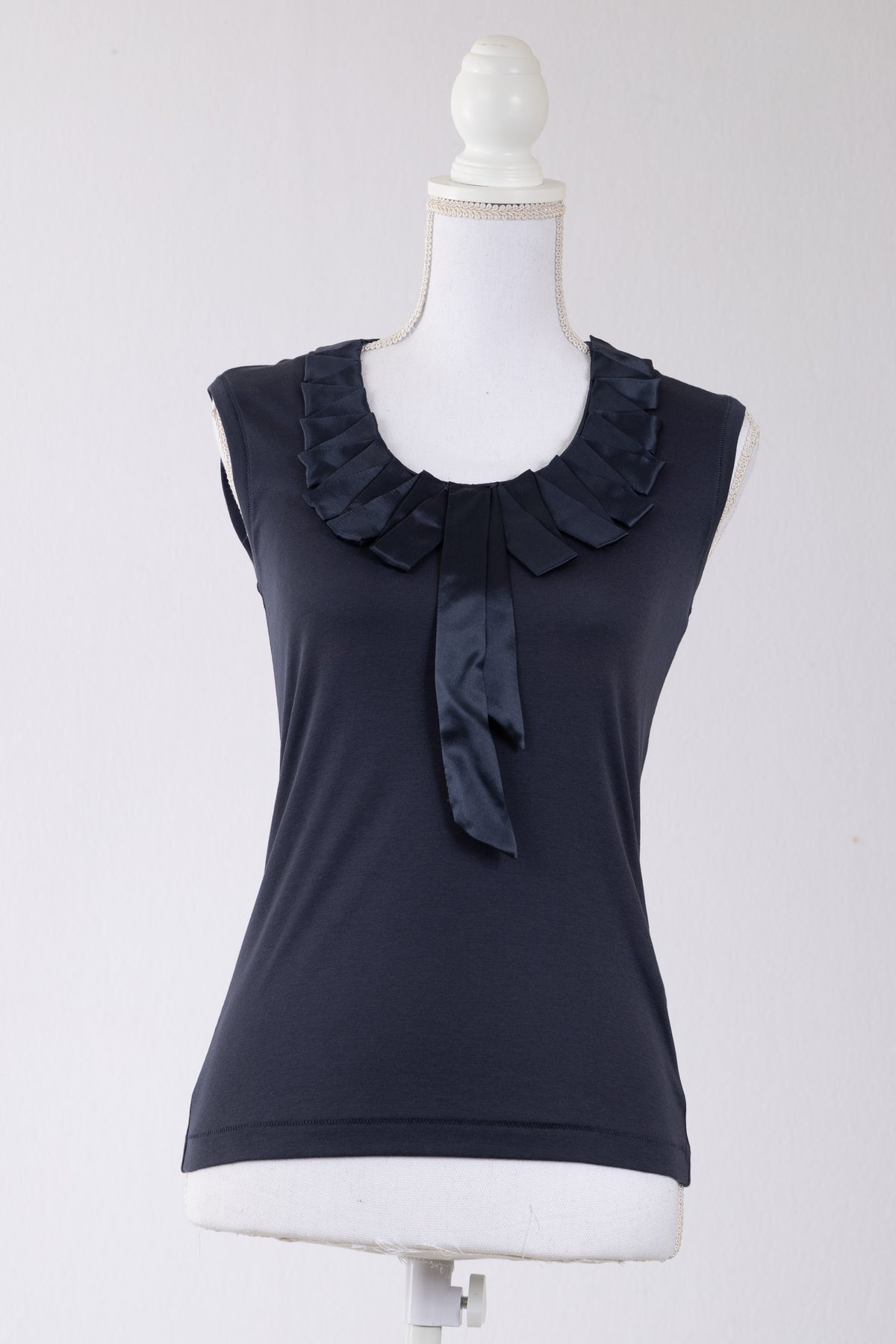 A21 – Top HUGO BOSS bleu marine à col volanté – Taille XS – Seconde main