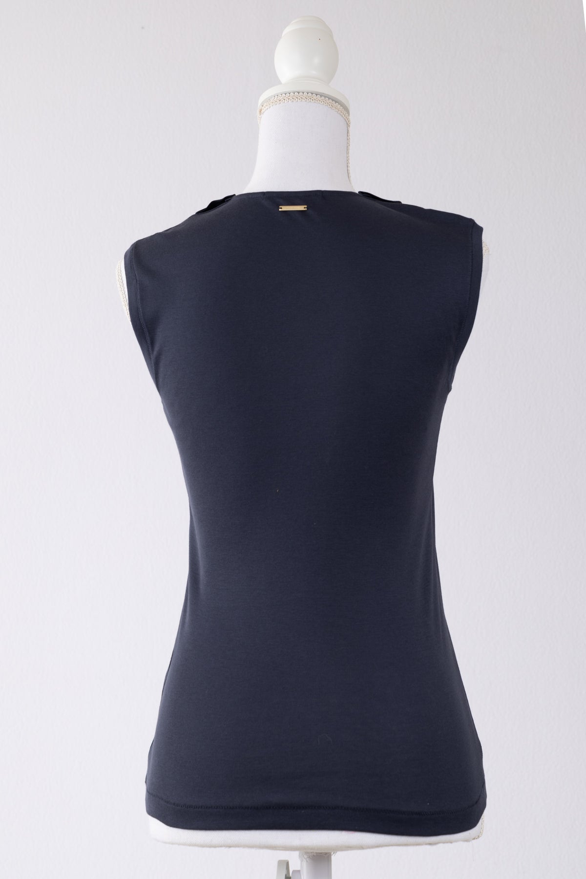 A21 – Top HUGO BOSS bleu marine à col volanté – Taille XS – Seconde main