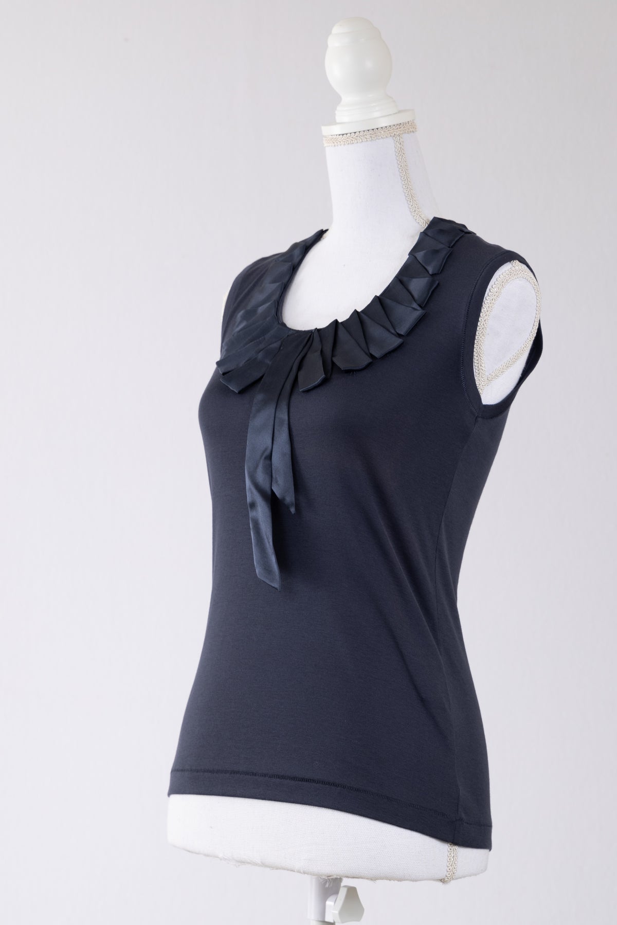 A21 – Top HUGO BOSS bleu marine à col volanté – Taille XS – Seconde main