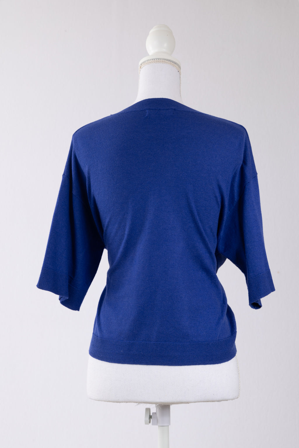 A34 – Pull Mango bleu électrique à manches courtes – Taille M – Seconde main