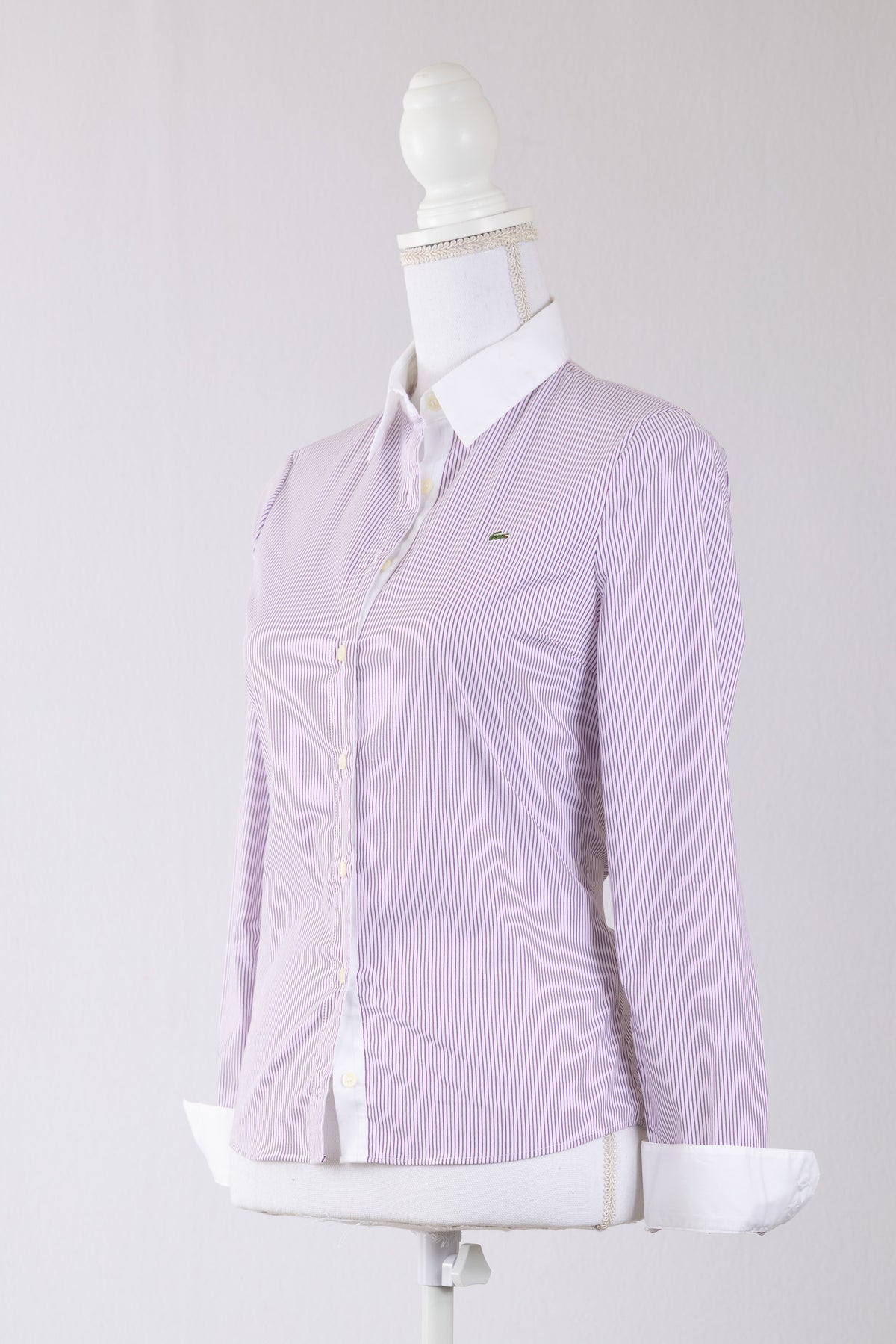 A18 – Chemise Lacoste rayée lilas et blanc à col contrastant – Taille 36 / S – Seconde main