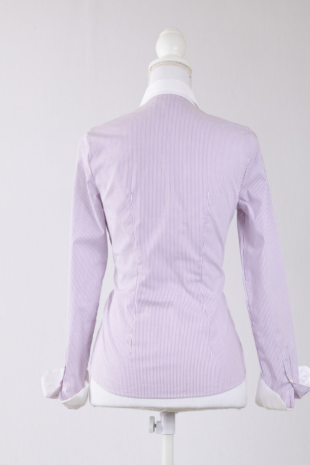 A18 – Chemise Lacoste rayée lilas et blanc à col contrastant – Taille 36 / S – Seconde main