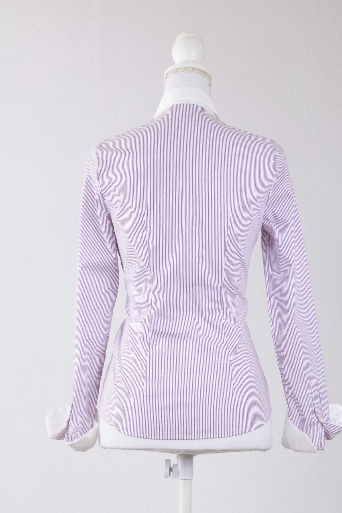 A18 – Chemise Lacoste rayée lilas et blanc à col contrastant – Taille 36 / S – Seconde main
