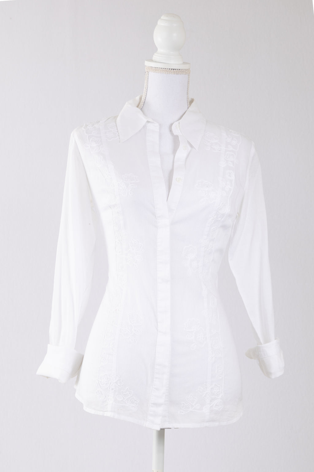 A13 – Chemise Essentiel Antwerp blanche à broderies florales – Taille 36 / S – Seconde main