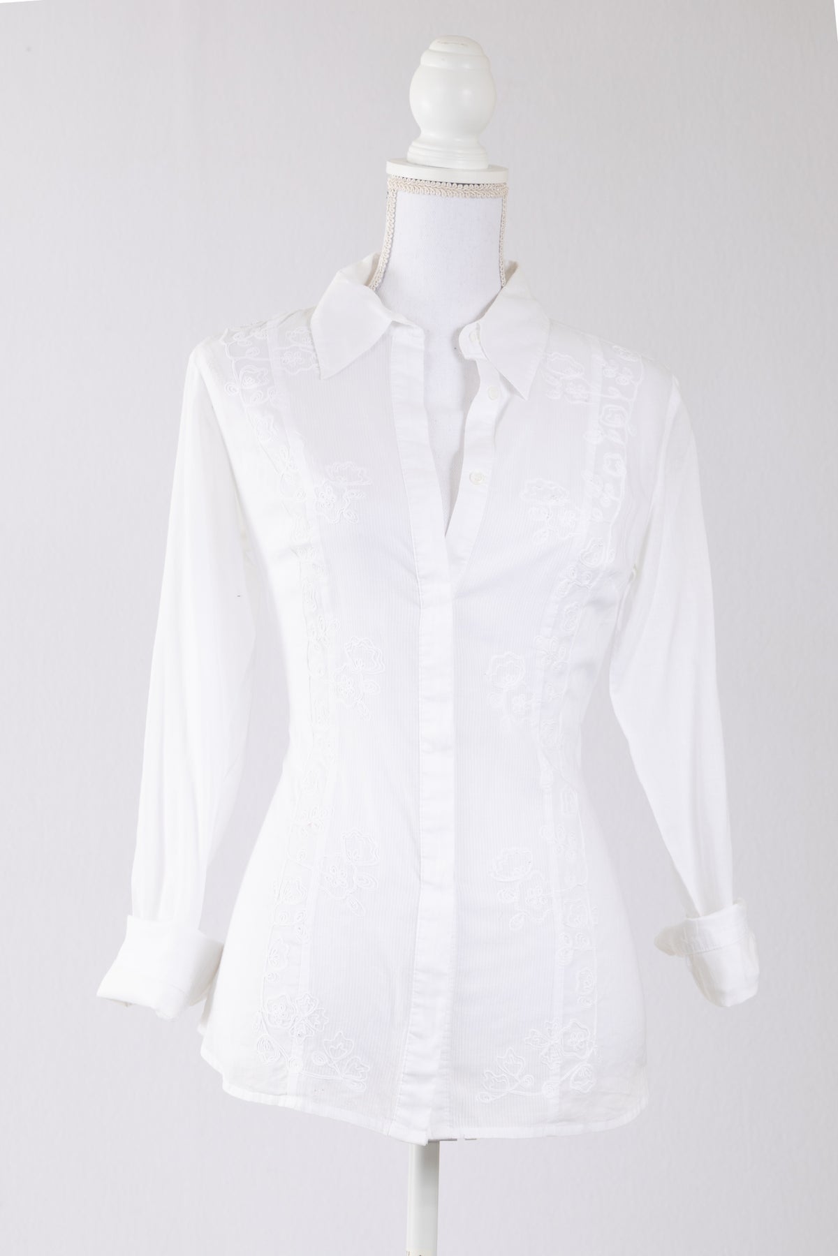 A13 – Chemise Essentiel Antwerp blanche à broderies florales – Taille 36 / S – Seconde main