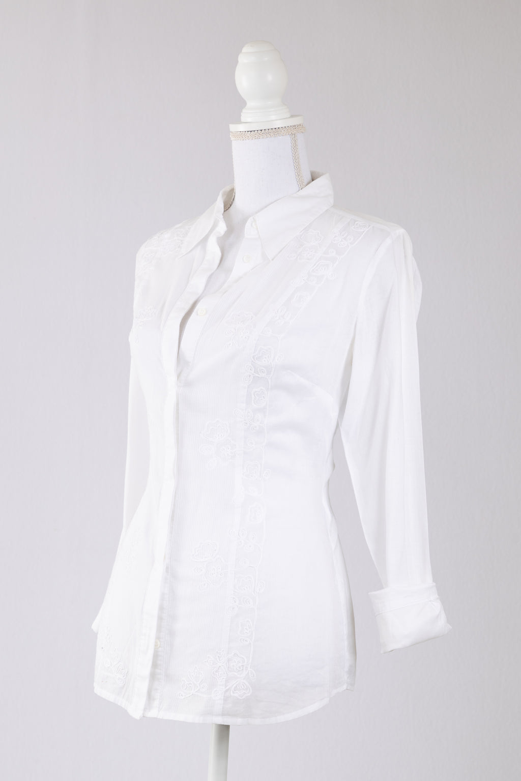 A13 – Chemise Essentiel Antwerp blanche à broderies florales – Taille 36 / S – Seconde main
