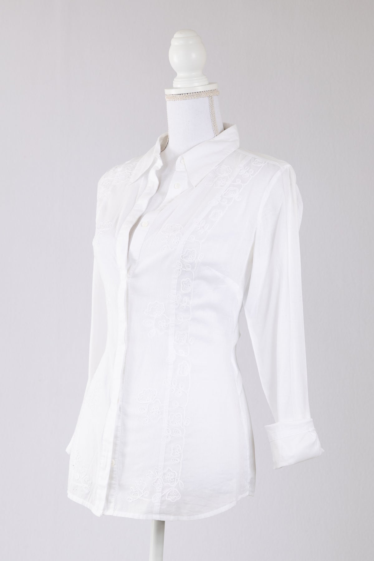 A13 – Chemise Essentiel Antwerp blanche à broderies florales – Taille 36 / S – Seconde main