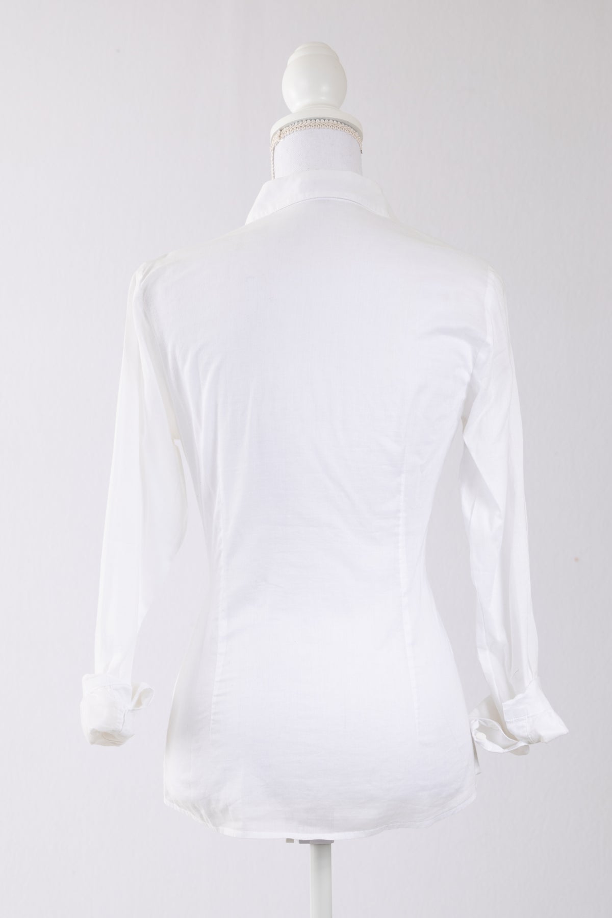 A13 – Chemise Essentiel Antwerp blanche à broderies florales – Taille 36 / S – Seconde main