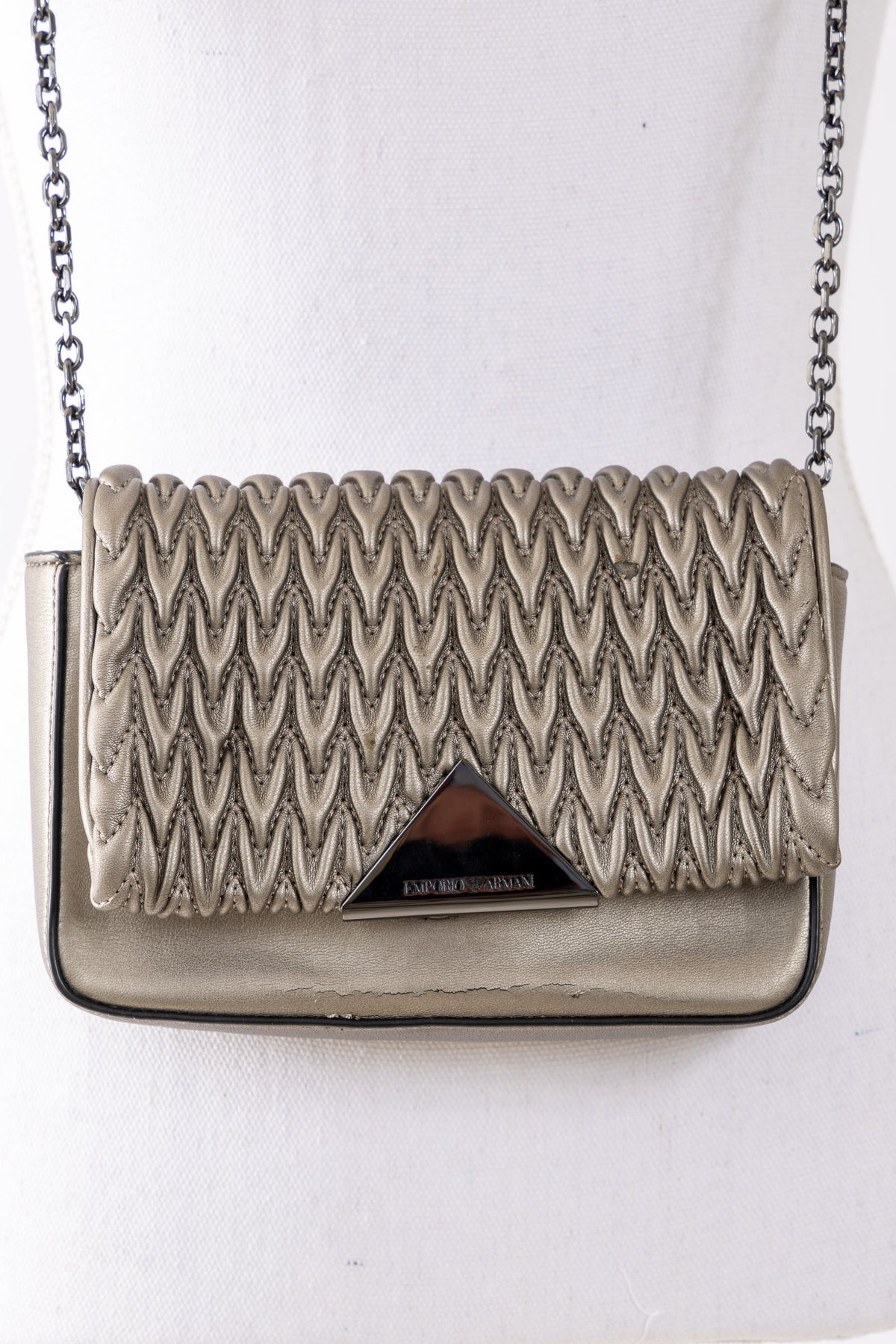 A37 – Sac bandoulière Emporio Armani matelassé gris anthracite à chaîne noire – Seconde main
