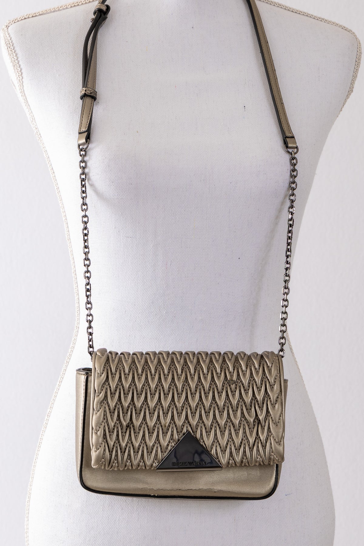 A37 – Sac bandoulière Emporio Armani matelassé gris anthracite à chaîne noire – Seconde main