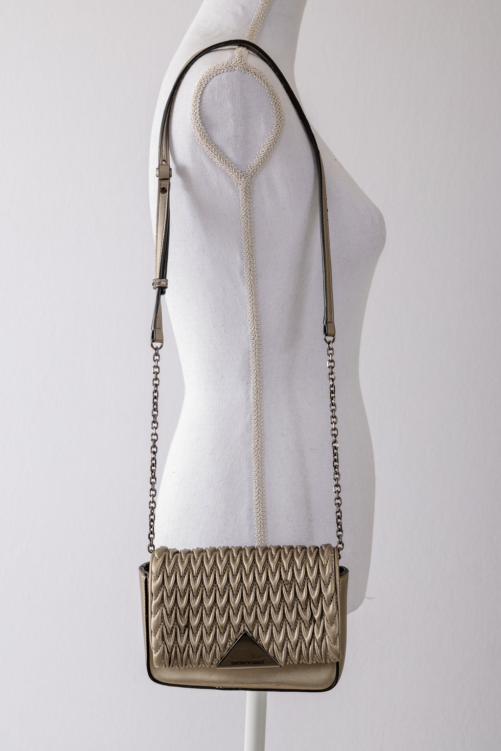 A37 – Sac bandoulière Emporio Armani matelassé gris anthracite à chaîne noire – Seconde main