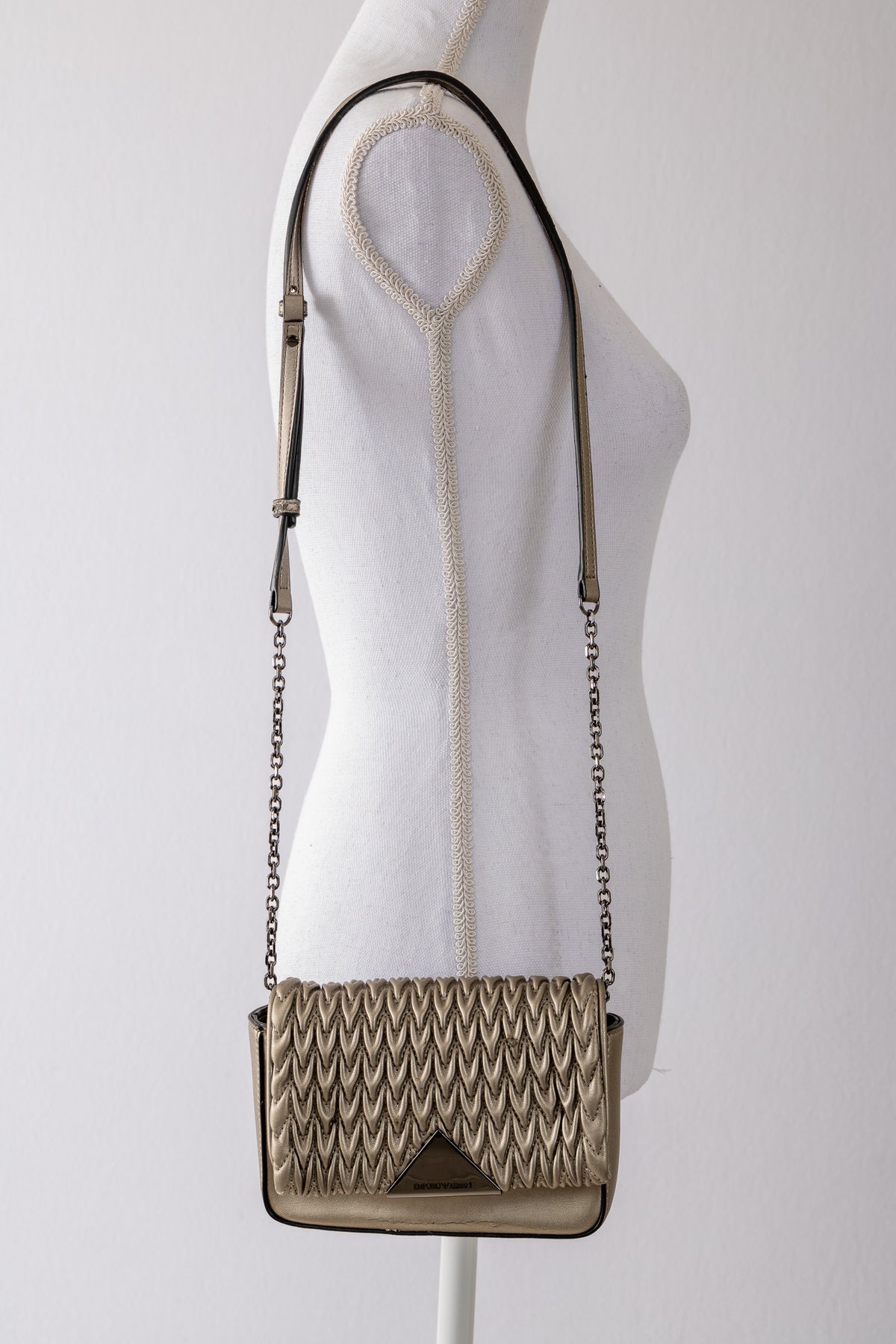 A37 – Sac bandoulière Emporio Armani matelassé gris anthracite à chaîne noire – Seconde main