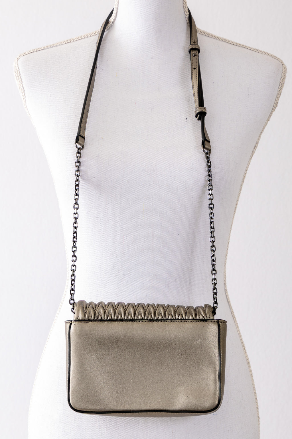A37 – Sac bandoulière Emporio Armani matelassé gris anthracite à chaîne noire – Seconde main