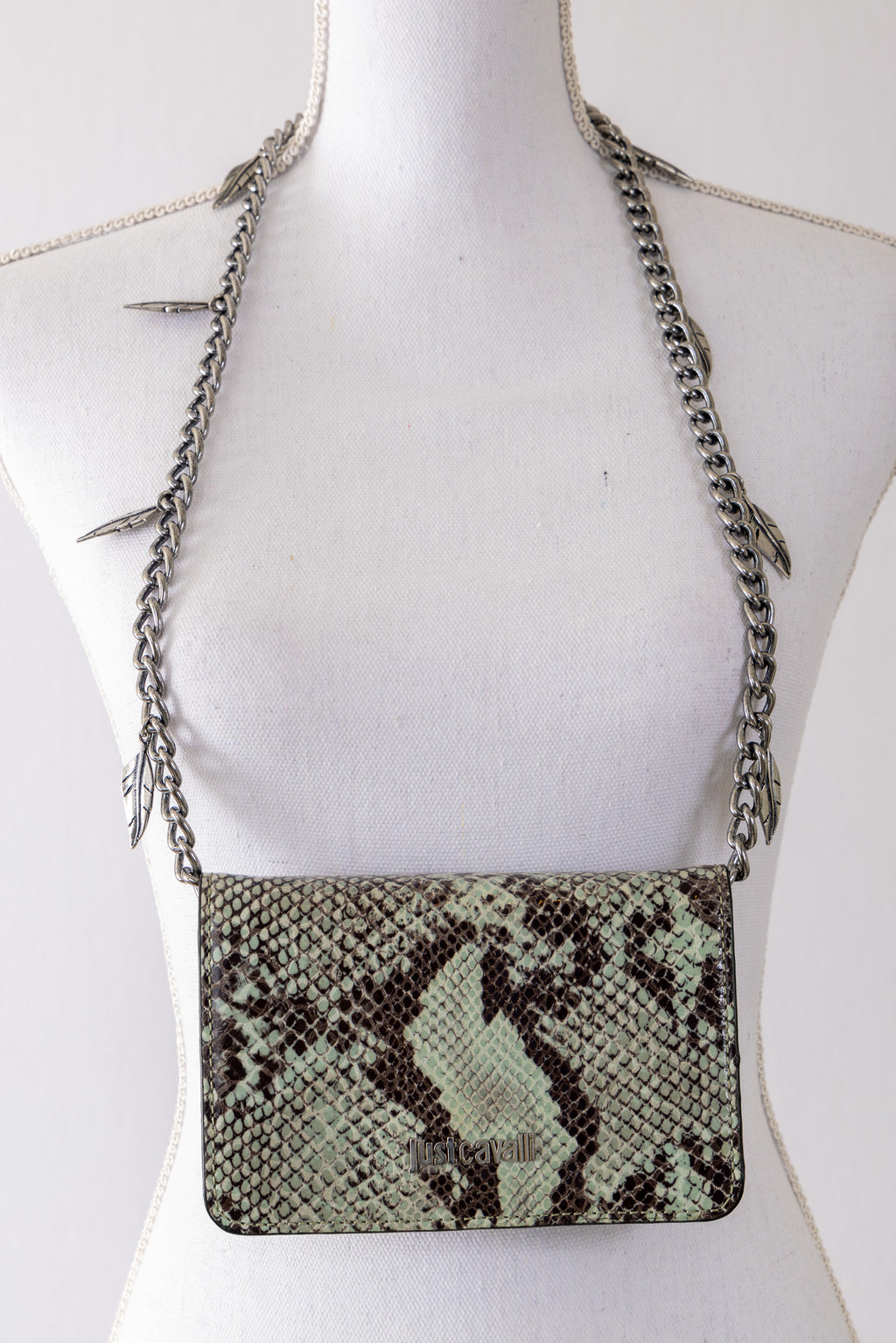A40 – Sac bandoulière Just Cavalli imprimé python noir et gris à chaîne métal – Seconde main