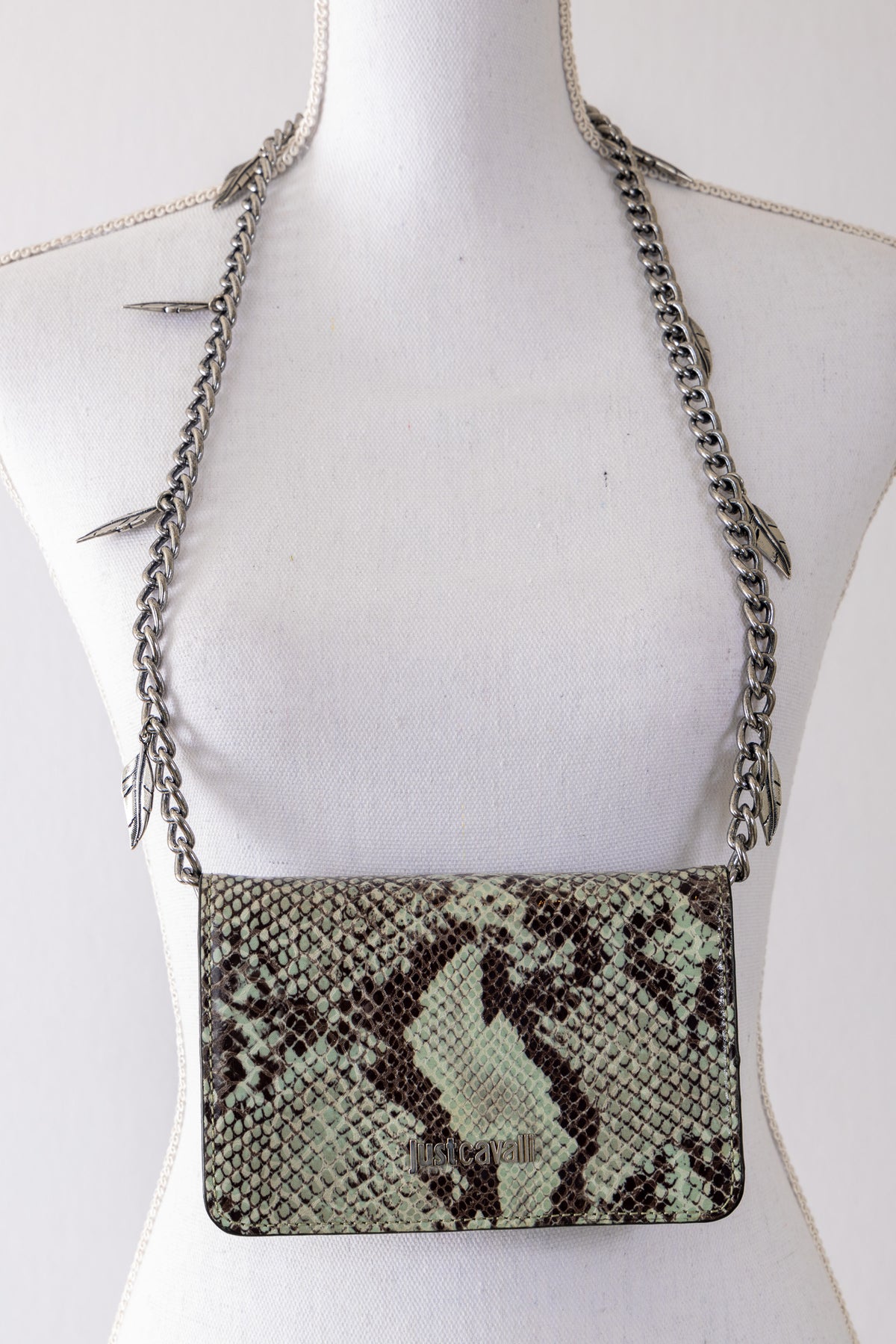 A40 – Sac bandoulière Just Cavalli imprimé python noir et gris à chaîne métal – Seconde main